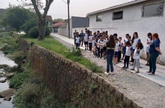 Estudantes participando de atividades de educação ambiental em Florianópolis