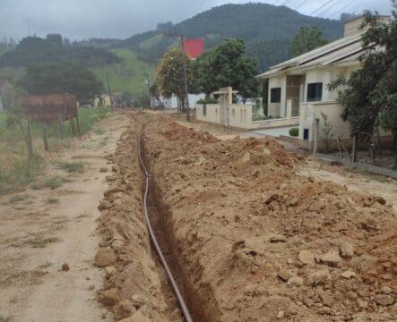 Obra de ampliação do serviço de abastecimento da CASAN no Bairro de Armazém