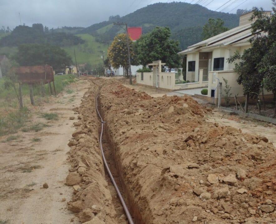 Obra de ampliação do serviço de abastecimento da CASAN no Bairro de Armazém