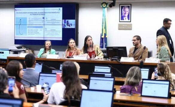 Fisioterapeuta auxiliando parto