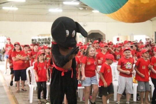 Crianças na formatura do Projeto Bombeiro Mirim em Papanduva