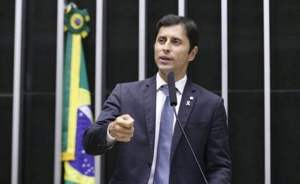 Microempreendedor com deficiência trabalhando em seu negócio