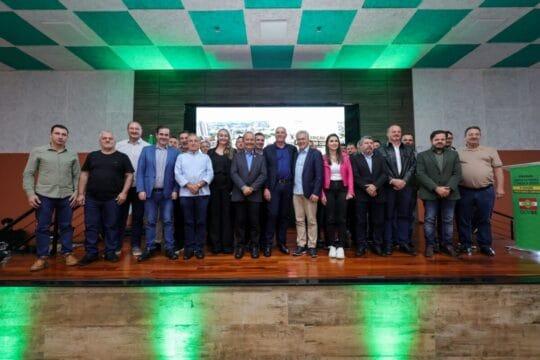 Governador Jorginho Mello apresentando investimentos para os municípios da AMAI