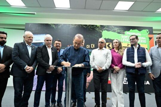 Governador Jorginho Mello na assinatura da ordem de serviço para construção de áreas de escape na SC-418, Serra Dona Francisca