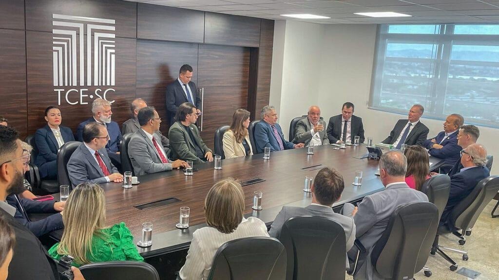 Governador Jorginho Mello entregando relatório ao Tribunal de Contas