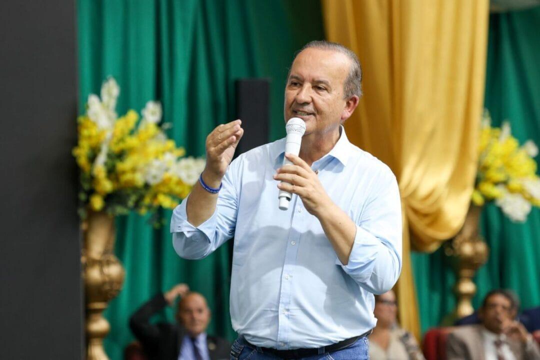 Governador Jorginho Mello participando do evento missionário em Camboriú