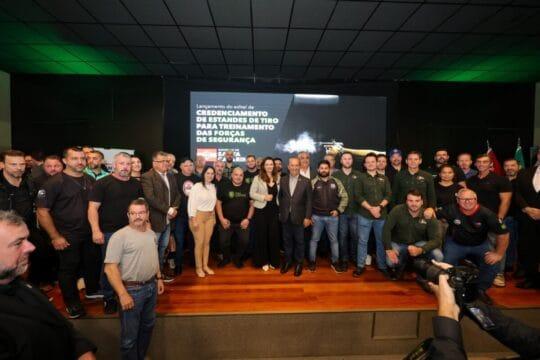 Governador Jorginho Mello e vice-governadora Marilisa Boehm assinam edital de credenciamento de estandes de tiro para treinamento das Forças de Segurança Pública de Santa Catarina