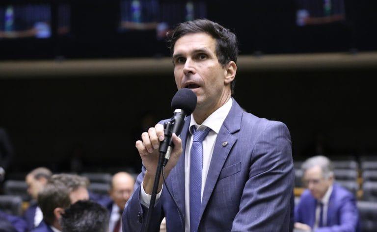 Treinador trabalhando com atleta