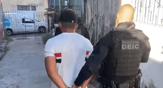 Foto de operação policial prendendo hacker de 21 anos e cúmplices por fraude em empresa de Florianópolis