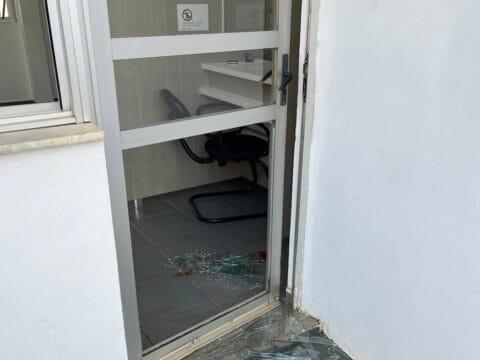 Homem sendo detido pela polícia em Xanxerê
