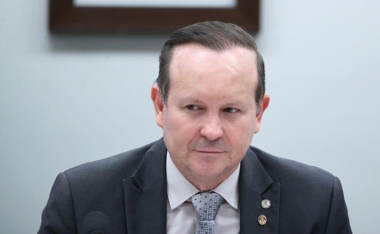 Intérprete de Libras traduzindo em evento político