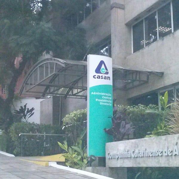 Ilustração de investigação do Ministério Público sobre irregularidades em licitação da Casan