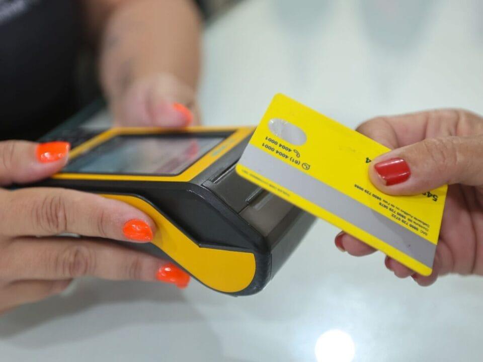 Empresária bem-sucedida analisando gráficos financeiros