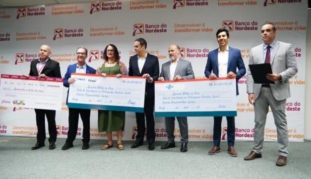 Mulher empreendedora apresentando projeto para investidores