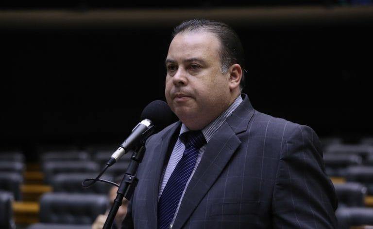 Ilustração de estádio com áreas reservadas para mulheres e crianças