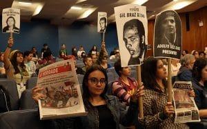 Estudantes manifestando sobre retirada de nome do campus UFSC