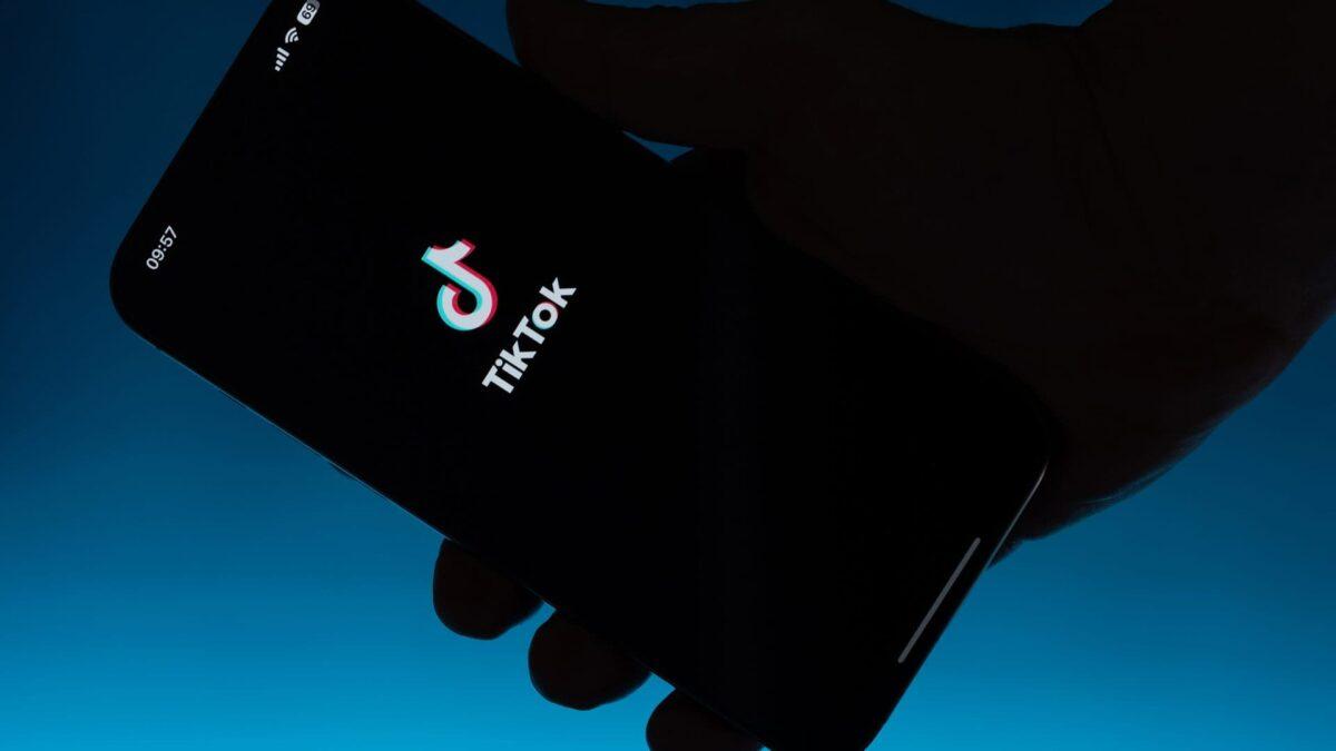 Médicos virtuais criados por inteligência artificial no TikTok