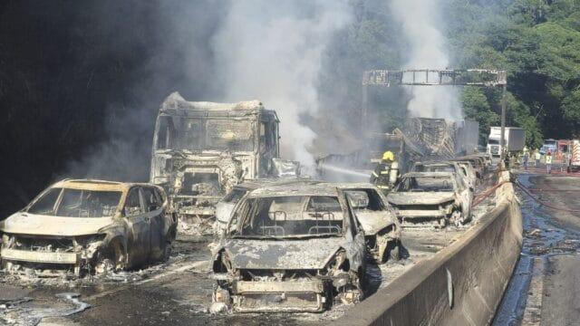 Veículos incendiados em acidente