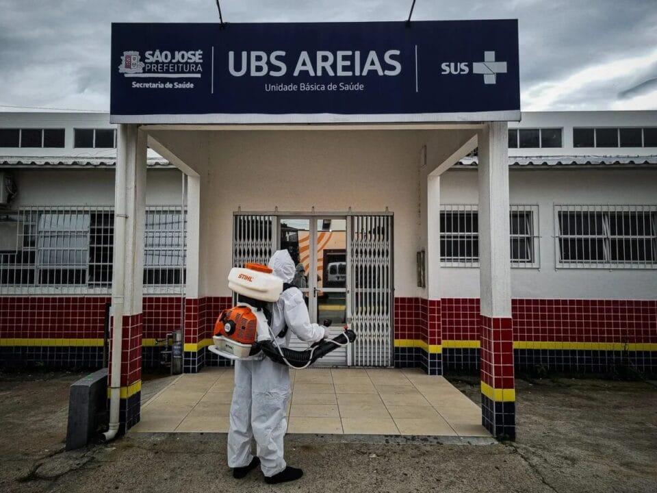 Agente de saúde inspecionando residência quanto à dengue