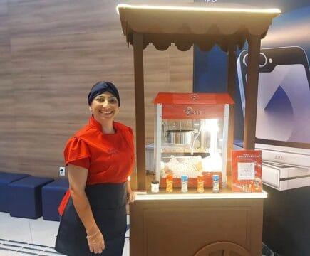 Microempreendedor vendendo produtos em feira de artesanato em São José