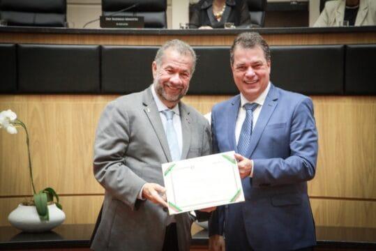 Ministro Carlos Lupi recebendo o Título de Cidadão Catarinense
