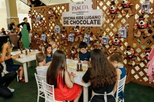 Crianças decorando ovos de chocolate na Villa de Páscoa