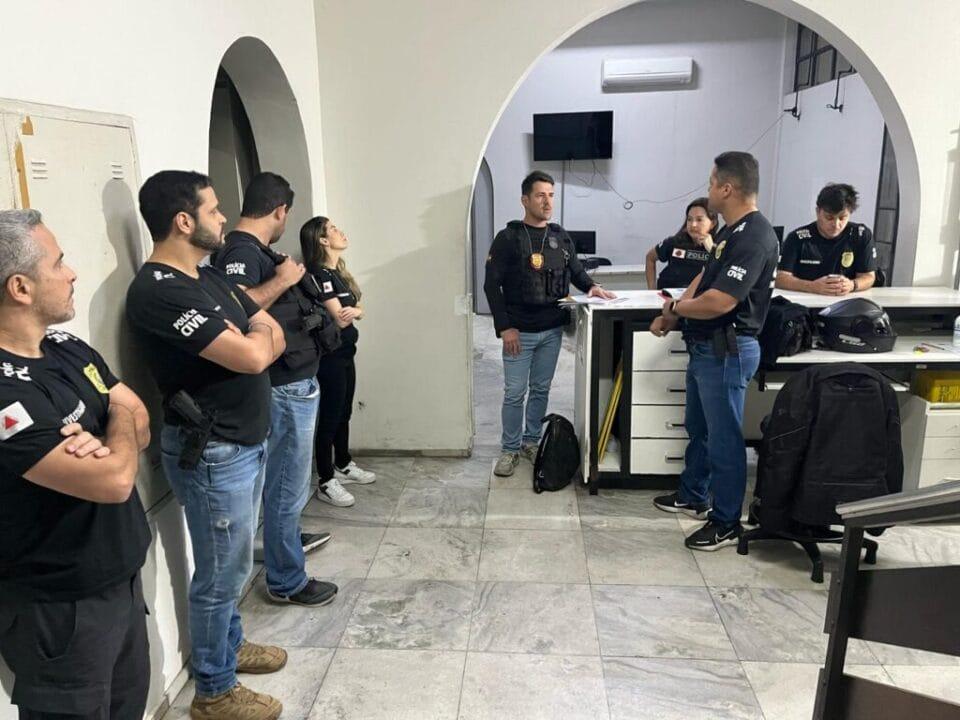 Equipe policial durante a operação Ghosthunters