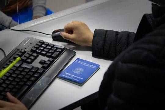 Pessoas analisando oportunidades de emprego