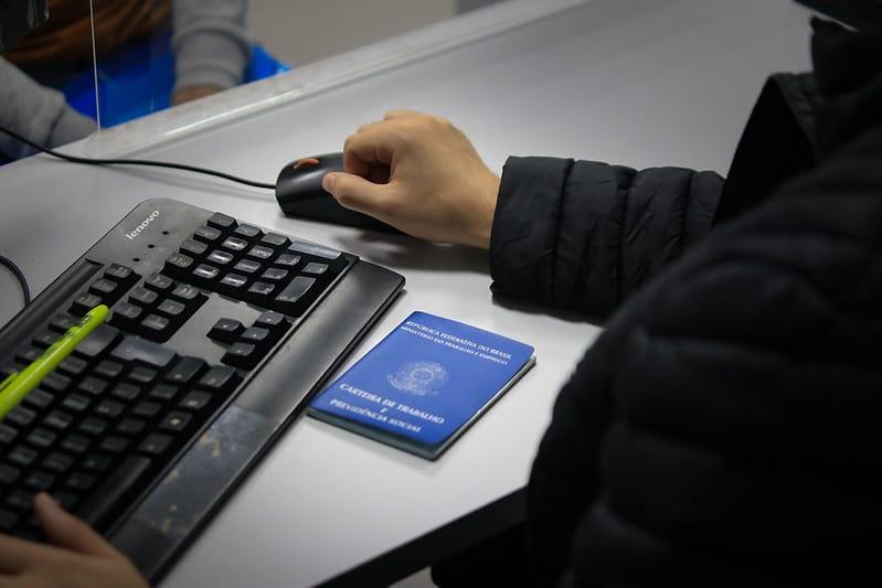 Pessoas analisando oportunidades de emprego