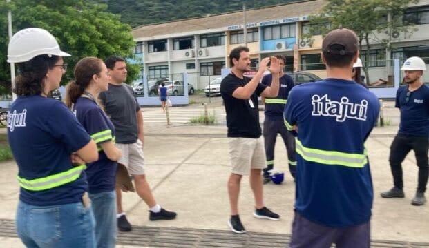 Pedestres cegos e com baixa visão em rua de obras de esgoto