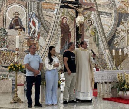 Padre Fábio de Melo se apresentando gratuitamente no Parque das Nações Cincinato Naspolini em Criciúma