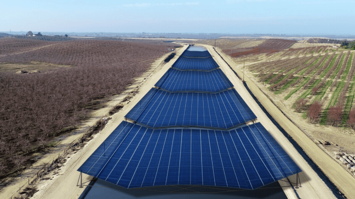 Painéis Solares em Canais de Irrigação