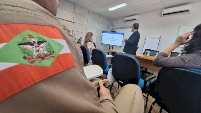 Logotipos da PMSC e Anatel juntos