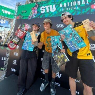 Pedro Carvalho e Isadora Pacheco no pódio do Skate Total Urbe em Criciúma