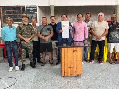 Redes de pesca artesanal de camarão nas águas da Ilha de Santa Catarina