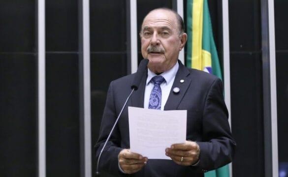Pessoas com diabetes utilizando medidores de glicose e agulhas