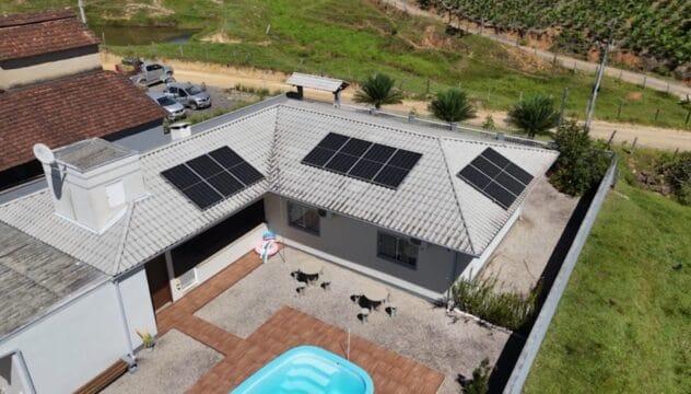 Placas solares gerando energia em propriedade rural