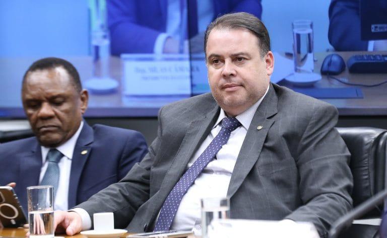 Pessoa idosa praticando atividade física