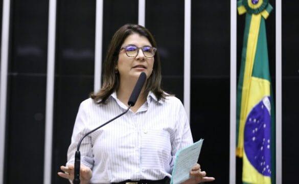 Brasileiras emigrantes sendo atendidas em repartição consular