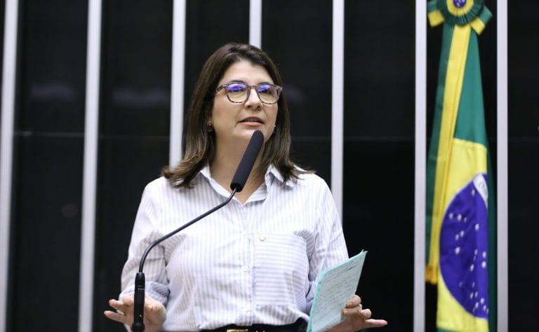 Brasileiras emigrantes sendo atendidas em repartição consular