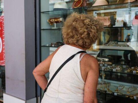 Preços visíveis em vitrine de loja