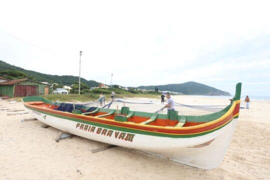 Pescadores preparando redes de pesca da tainha em Santa Catarina