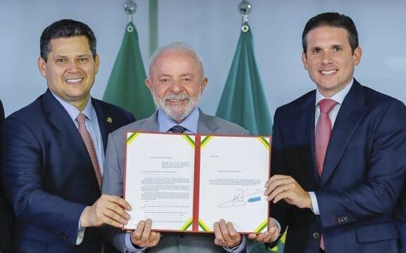 Presidente Lula e Ministro Lewandowski entregam a proposta a Hugo Motta e Davi Alcolumbre