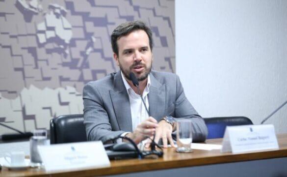 Foto do presidente da Anatel Carlos Baigorri participando de debate sobre regulação das redes sociais