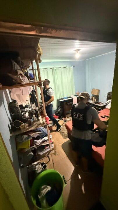 Policiais prendendo suspeitos