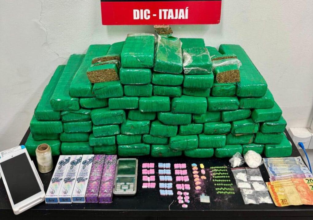 Traficante em flagrante com drogas