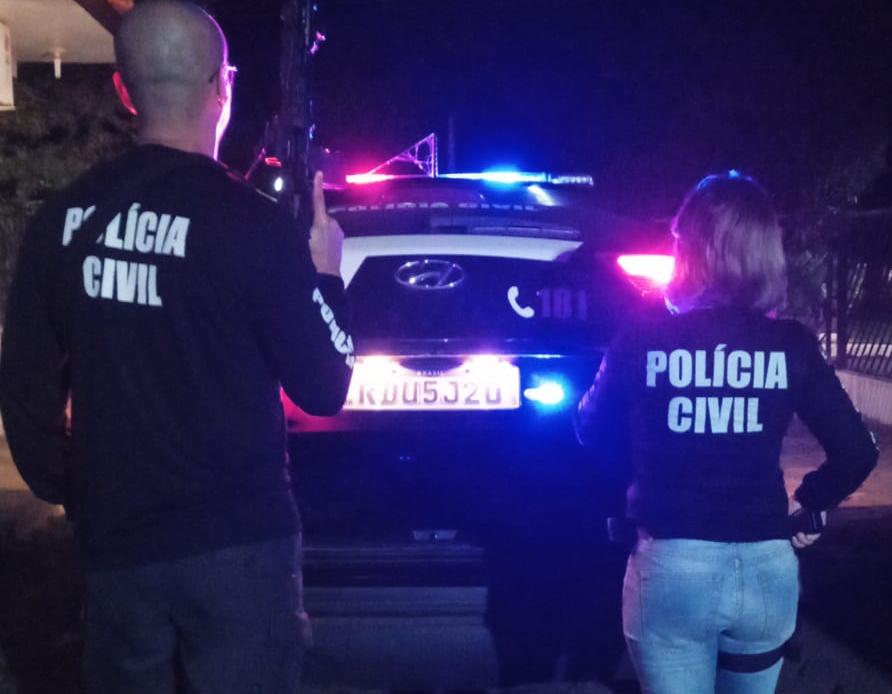 Homem sendo detido pela Polícia Civil de Santa Terezinha do Progresso