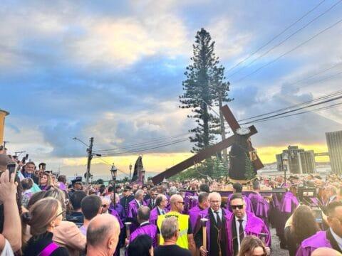 Procissão religiosa com fiéis nas ruas de Florianópolis