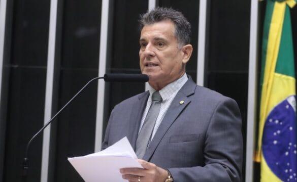 Imagem ilustrativa de uma comissão da Câmara dos Deputados discutindo um projeto de lei