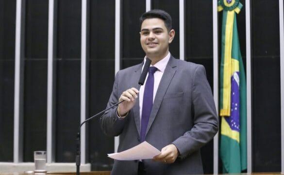 Imagem relacionada ao Projeto de Lei 4787/24 e a redução da idade mínima para mototaxistas